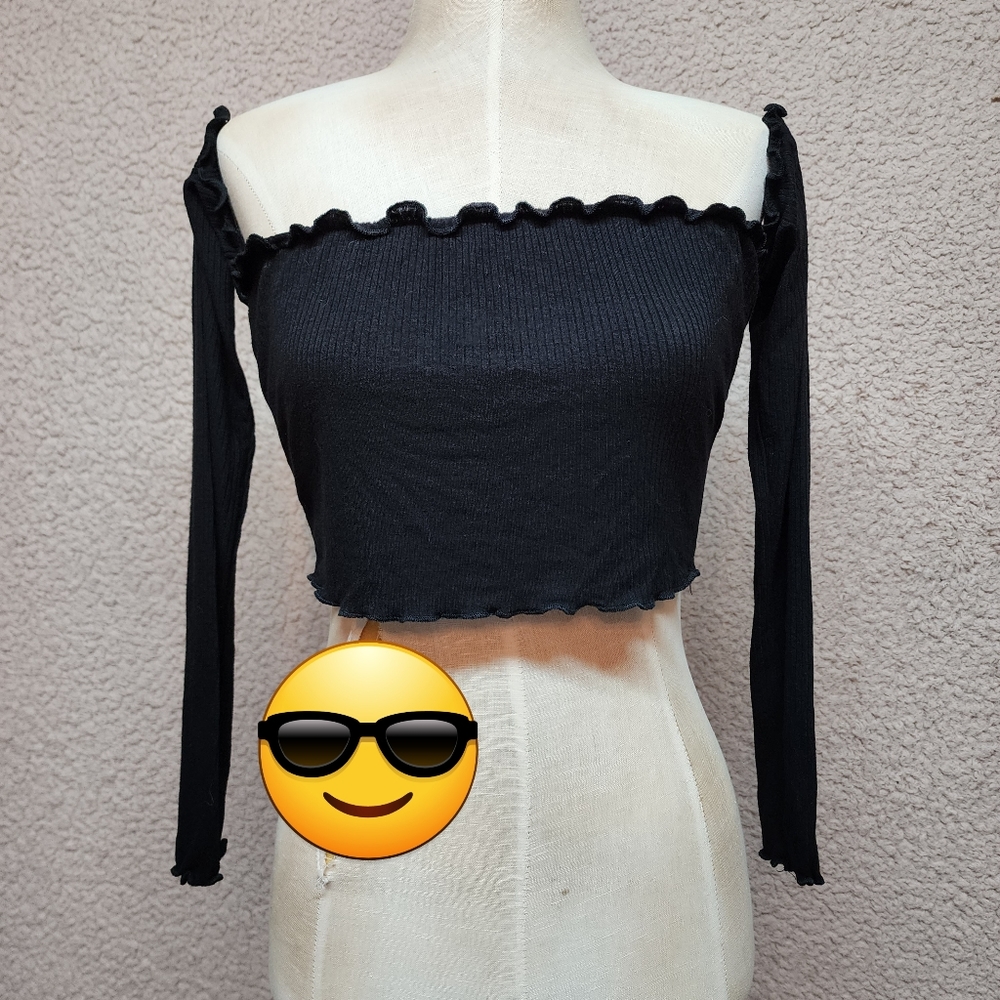 Forever 21 black Long Sleeve Ribbed Crop Top Size Med. Preowned